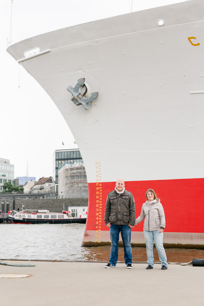 Paarshooting am Hamburger Hafen bei Regen mit Heiratsantrag